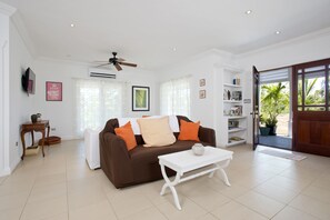 Televisión, reproductor de DVD y estéreo 