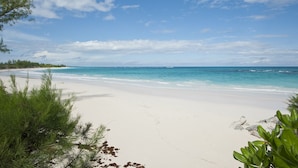 På stranden