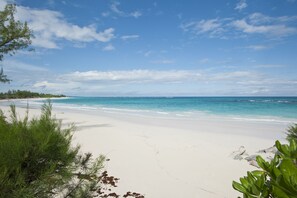 On the beach - 4-Acre Estate on Banks Rd, House & Guest cottage, Pool, Calm Protected Beach (Governors Harbour)
