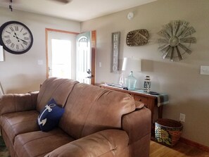 Una televisión, una chimenea