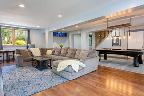 تلفزيون ذكي، مدفأة، وحدة تحكم لألعاب الفيديو، مشغل دي في دي