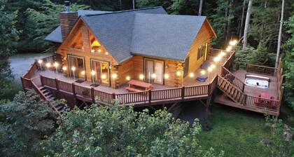 THE ROOST - Secluded Log Cabin, Hot Tub, Pool Table, Only 13 Miles from Downtown