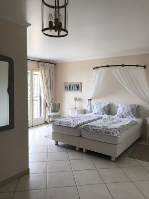 3 chambres, bureau, fer et planche à repasser, accès au Wi-Fi (inclus)