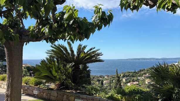 Sitzgelegenheiten im Freien mit Meerblick.