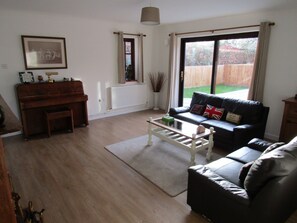 TV, fireplace, DVD player, books - Norwich and the Norfolk Broads (Norwich)