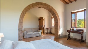 6 bedrooms, iron/ironing board, free WiFi, bed sheets