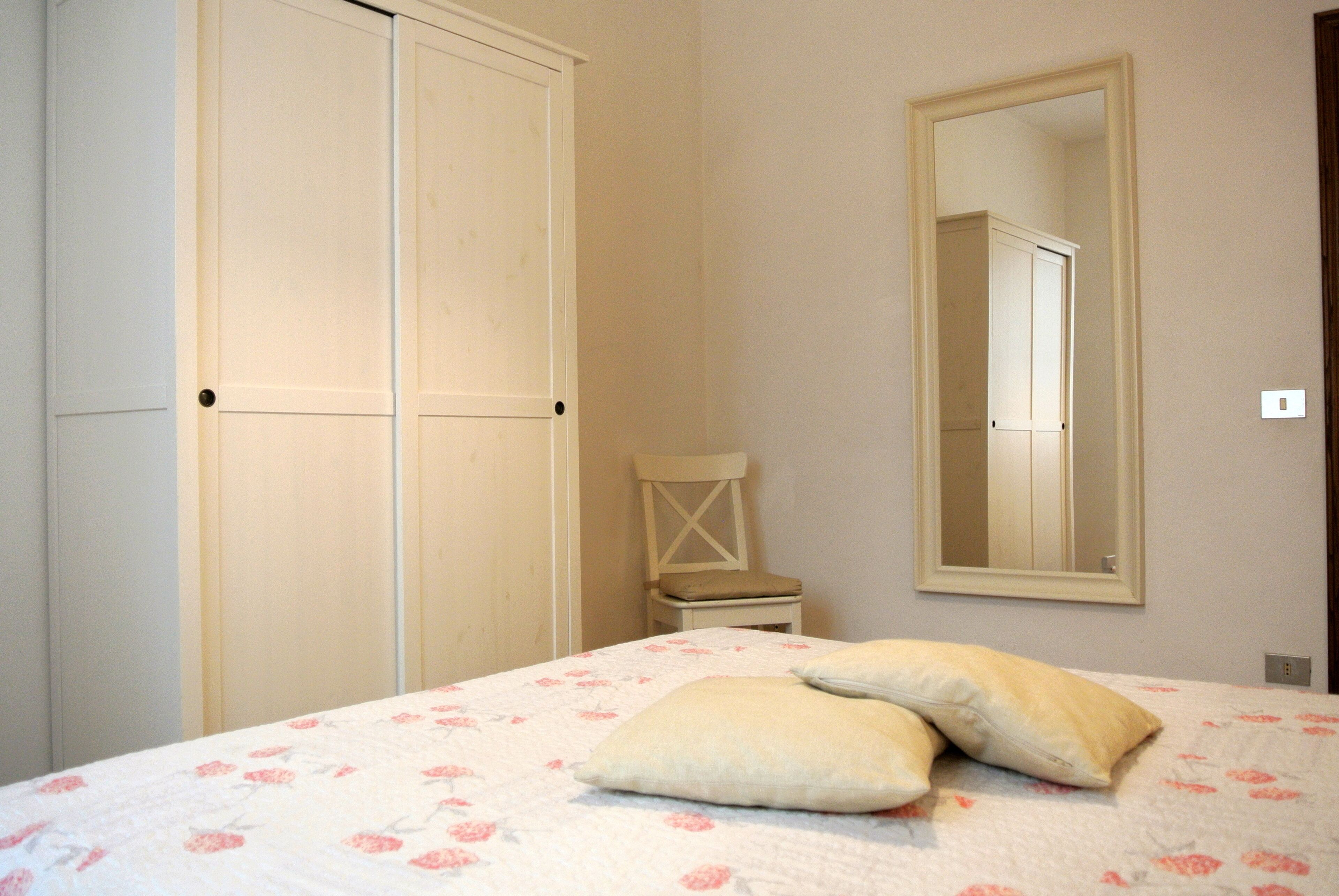 2 habitaciones, tabla de planchar con plancha y cuna de viaje 