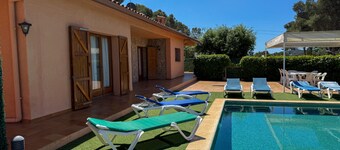 Holiday rental villa with swimming pool in Tamariu