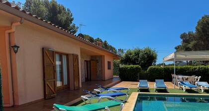 Holiday rental villa with swimming pool in Tamariu