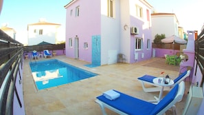 Piscine extérieure, chaises longues