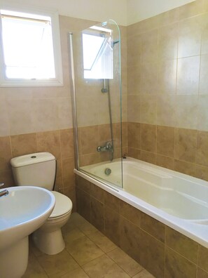 Ensemble douche/baignoire, sèche-cheveux, serviettes fournies, savon