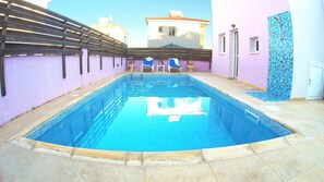 Piscine extérieure, chaises longues