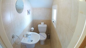 Ensemble baignoire-douche, séchoir à cheveux, serviettes fournies, savon