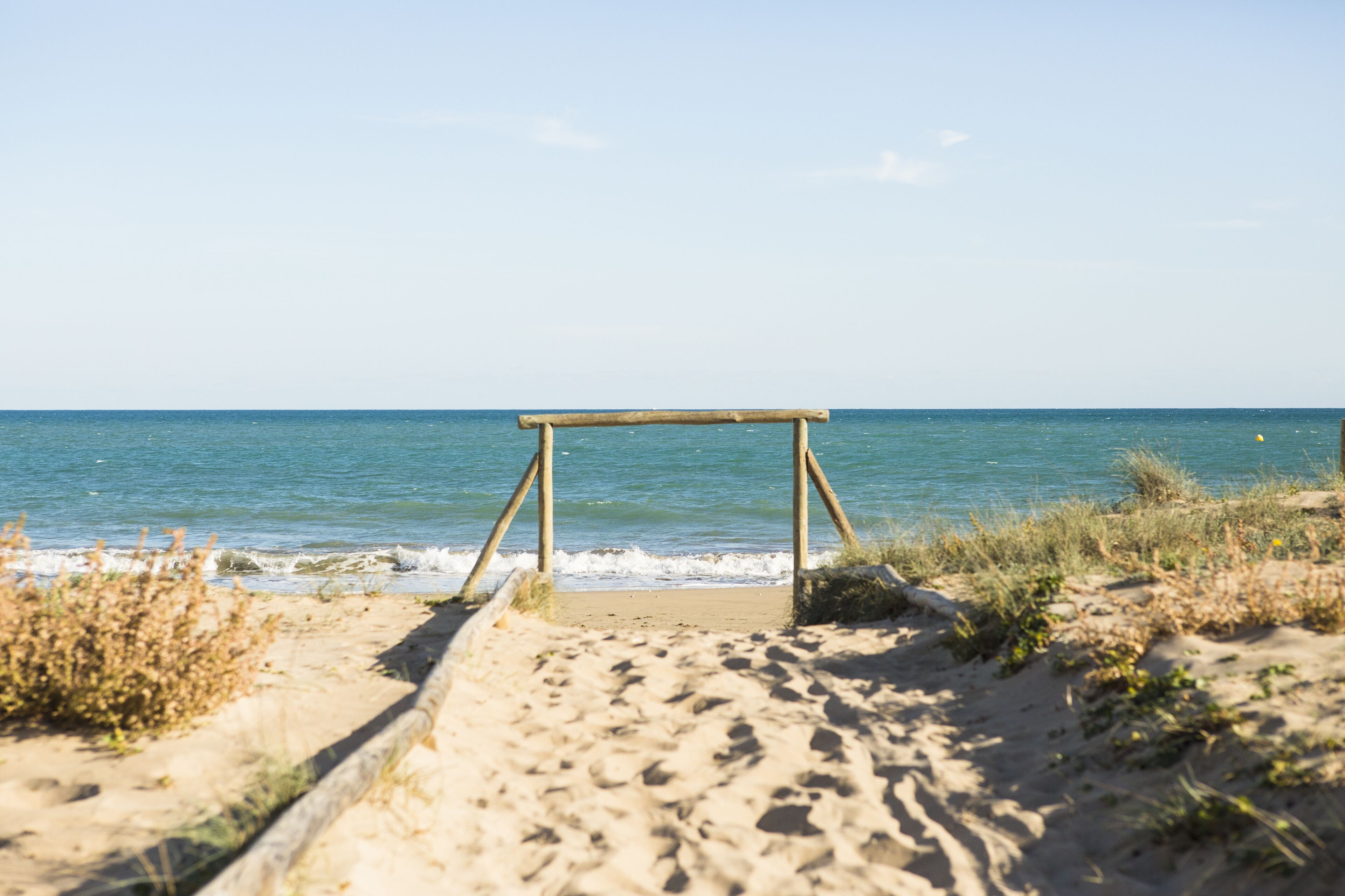 Accommodatie ligt op het strand, ligstoelen, strandlakens