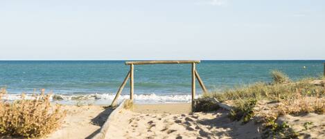 Accommodatie ligt op het strand, ligstoelen, strandlakens