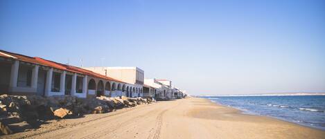 Accommodatie ligt op het strand, ligstoelen, strandlakens