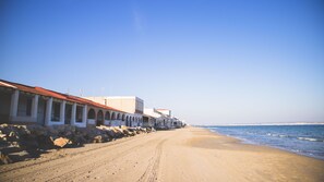 Plage, chaises longues, serviettes de plage