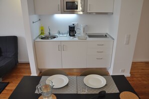 Mikrowelle, Wasserkocher mit Kaffee-/Teezubehör