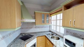 Fridge, oven, dishwasher, cookware/dishes/utensils