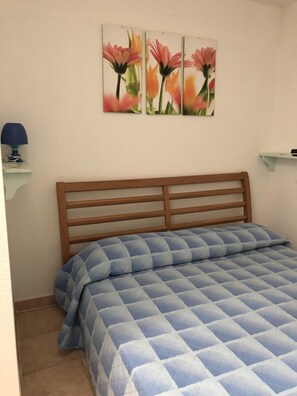 3 habitaciones, tabla de planchar con plancha, wifi y ropa de cama 