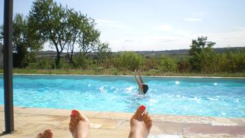 Een buitenzwembad en een verwarmd zwembad