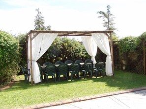 Outdoor dining - Family friendly, very comfortable house with private pool. Dordogne (Celles)