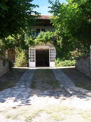 Exterior - Family friendly, very comfortable house with private pool. Dordogne (Celles)
