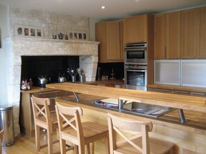Fridge, microwave, oven, stovetop - Family friendly, very comfortable house with private pool. Dordogne (Celles)