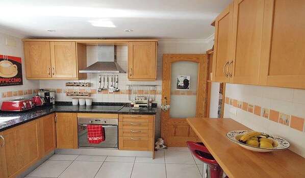 Fridge, microwave, oven, stovetop - Beautifully Furnished Family Villa with Spectacular Views and Pool.  (Moriara)