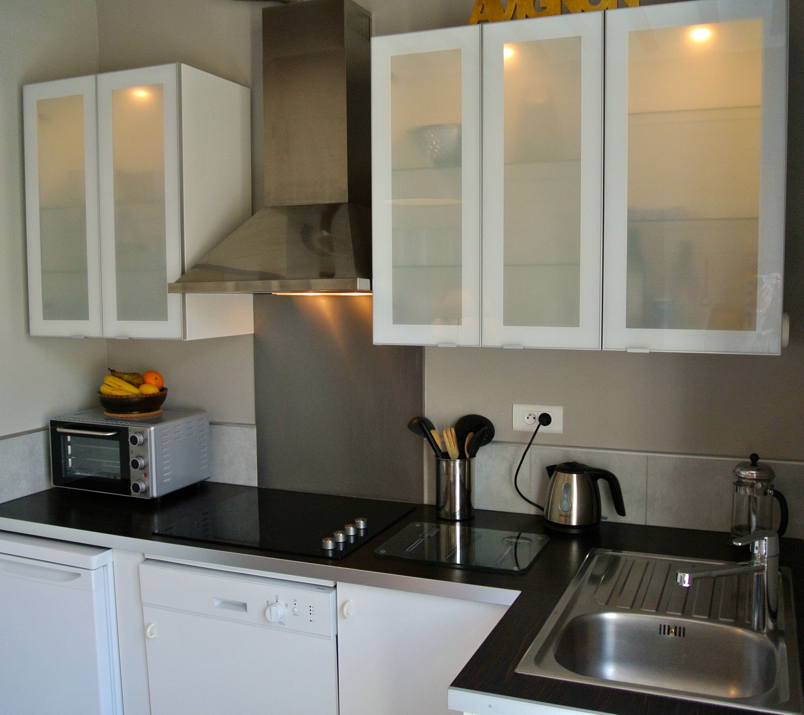 Fridge, oven, stovetop, coffee/tea maker