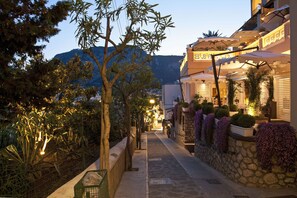 المنطقة المحيطة بالمنشأة