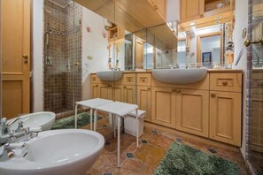 A bathroom with two sinks, a shower, and a mirror. - 23Baci, cozy central house with terrace (Capri)