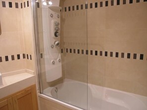 Duschwanne, Haartrockner, Bidet, Handtücher
