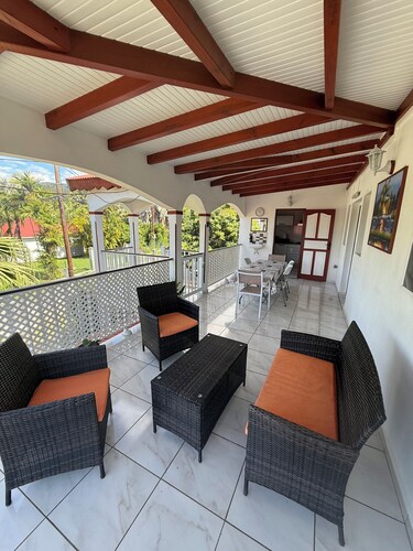 villa nanou, haut de villa calme avec petite vue sur mer