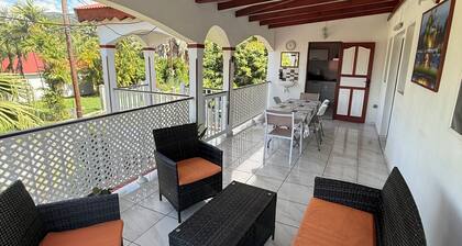 villa nanou, haut de villa calme avec petite vue sur mer