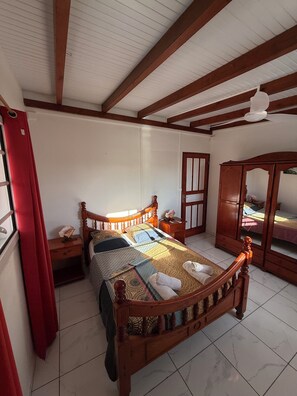 3 bedrooms, iron/ironing board, travel cot, WiFi - Villa nanou, quiet villa top with small sea view (BOUILLANTE)