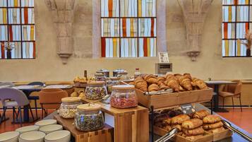 Een buffet met diverse soorten eten en een houten toonbank.