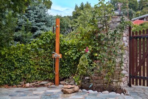 Property grounds - Squirrel House, Milies (Milies)