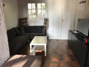 Smart-tv, pejs, dvd-afspiller, bordtennisbord