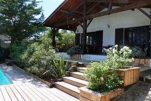 Terrace/patio - Beautiful house, heated private pool, near ocean and lake, sleeps 10 (Lacanau)