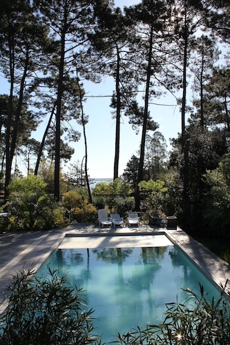 Beautiful house, heated private pool, near ocean and lake, sleeps 10