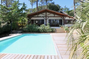 Outdoor pool, a heated pool - Beautiful house, heated private pool, near ocean and lake, sleeps 10 (Lacanau)