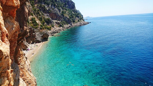 Chaises longues, serviettes de plage