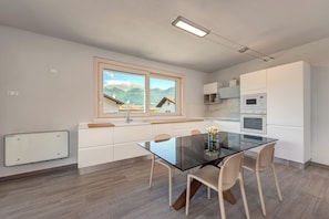 Fridge, microwave, oven, stovetop - VILLA FAMILY COLICO WITH POOL (Colico Piano)