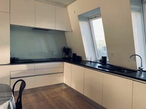 Kühlschrank, Mikrowelle, Ofen, Herdplatte