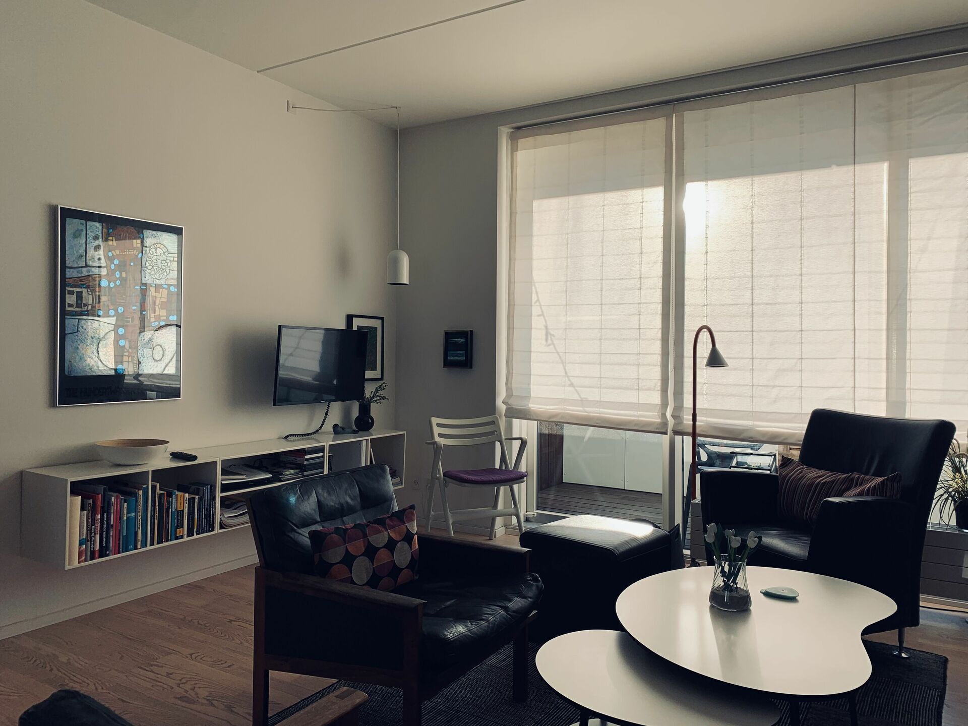 Tv, dvd-spelare, en stereo och kontor