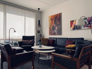 Télévision, lecteur de DVD, chaîne hi-fi, espaces bureaux