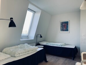 2 habitaciones, tabla de planchar con plancha y cuna de viaje 