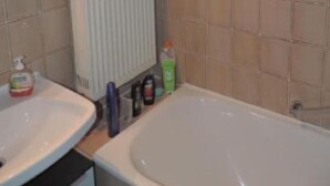 Ein Badezimmer mit zwei Waschbecken, einer Badewanne und einem Spiegel über dem Waschbecken.