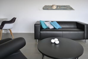 Televisio, kirjoja, musiikkikirjasto, stereot